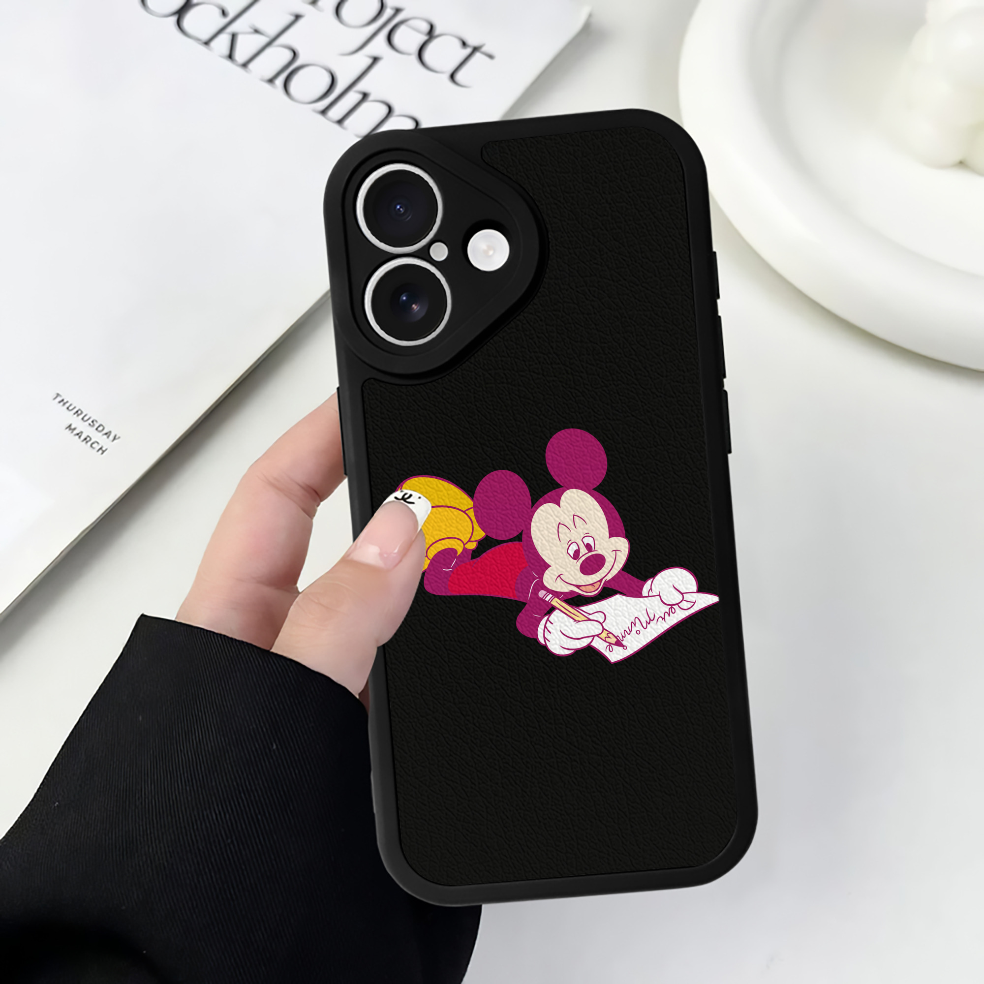 （画像用） ミッキーマウス Mickey Mouse 【iPhone 16シリーズ対応】シリコンスマホケース（レザー調） 材質：シリコン